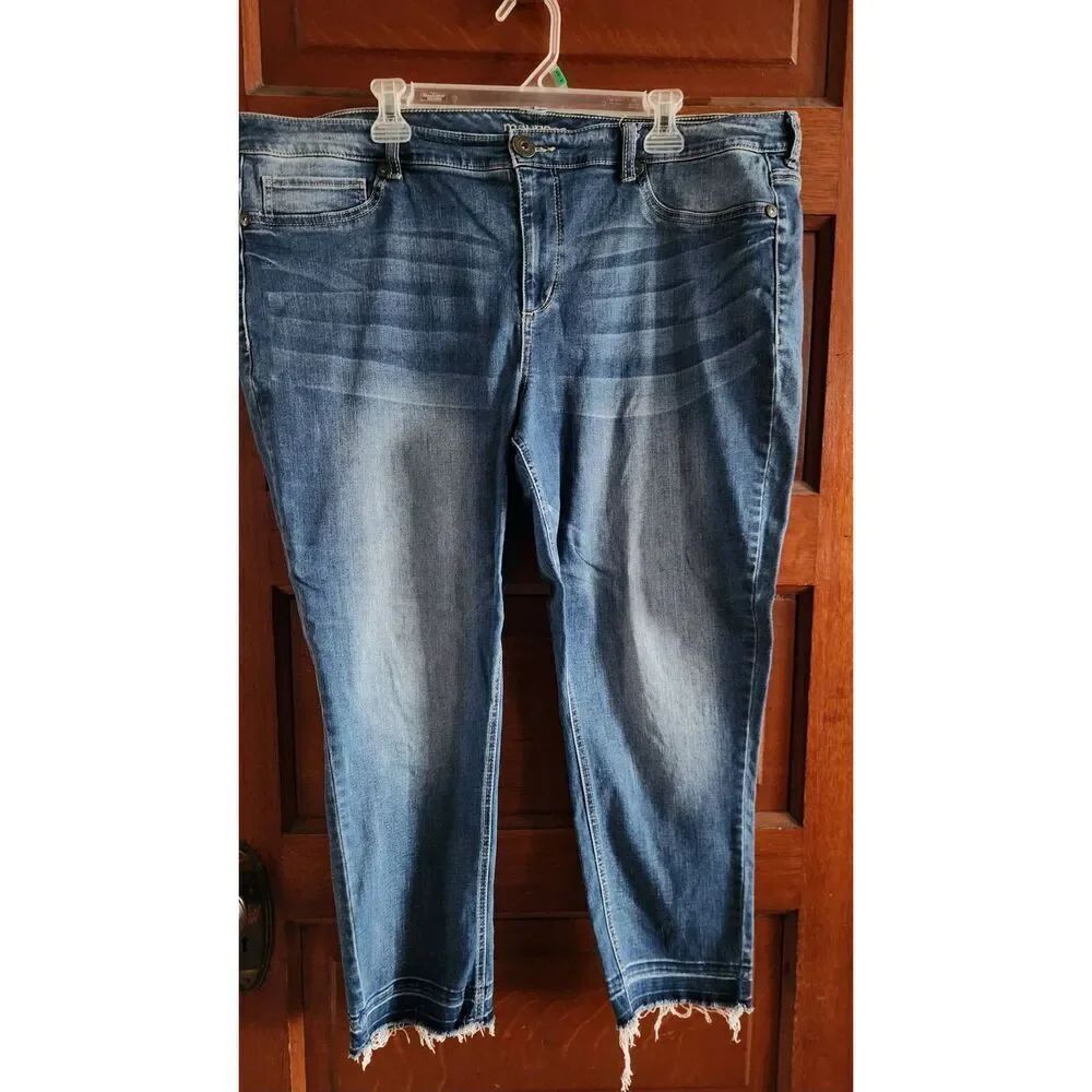 Maurices Womens 22 Capris Blue Denim with Frayed hem (R) Measures approx 44 wais